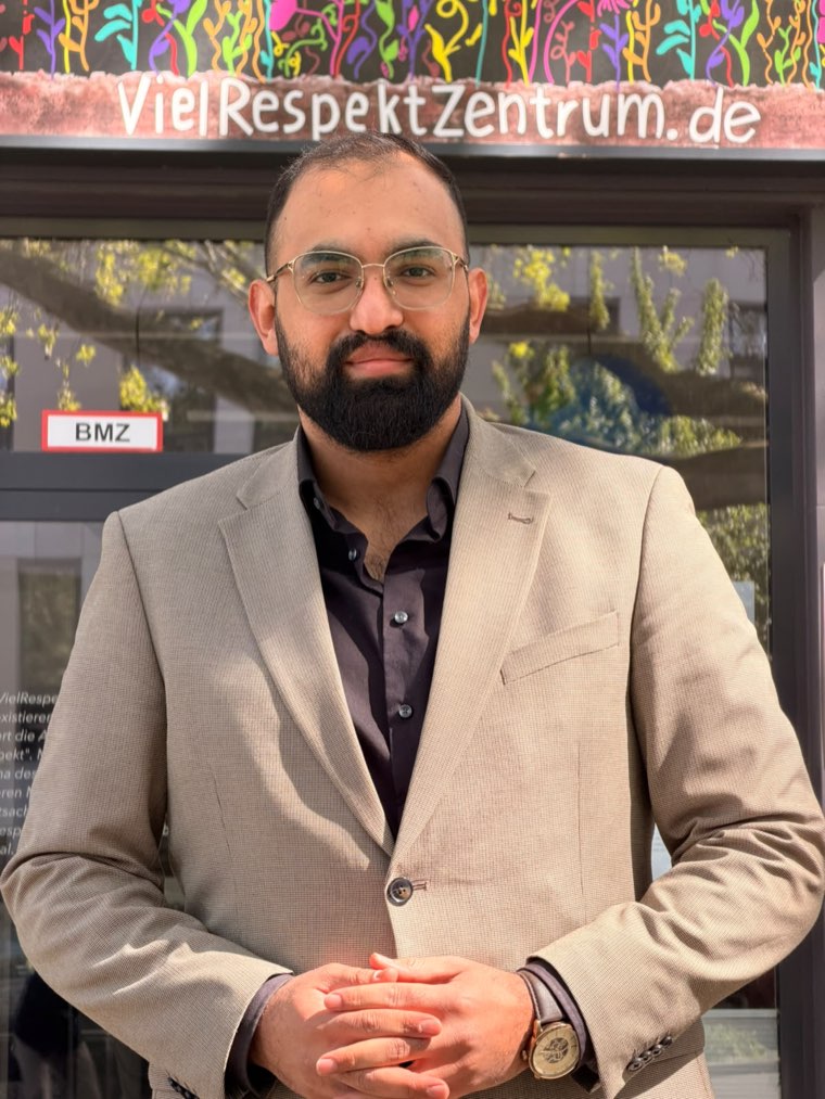 Moutasm Alyounes vor dem Eingang des VielRespektZentrums an der Rottstraße